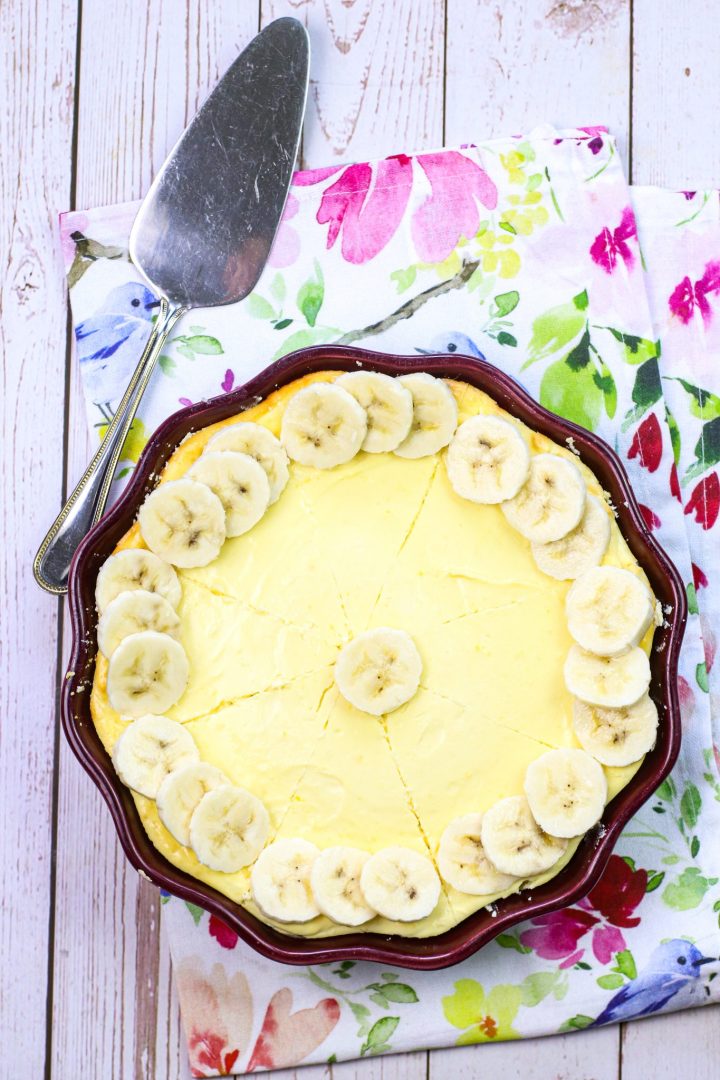 banana cheesecake in a brown pie