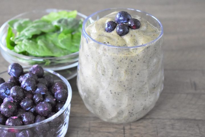 Green Spinach Smoothie with blueberries