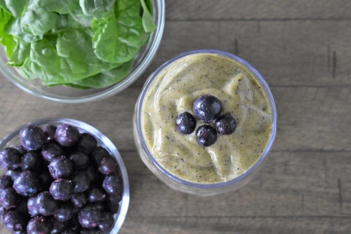 Green Spinach Smoothie with blueberries