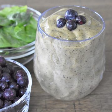 Green Spinach Smoothie with blueberries