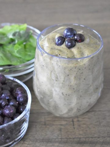 Green Spinach Smoothie with blueberries