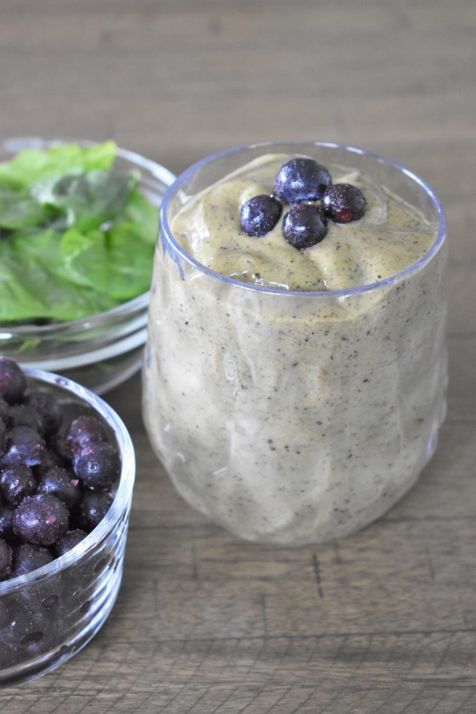 Green Spinach Smoothie with blueberries